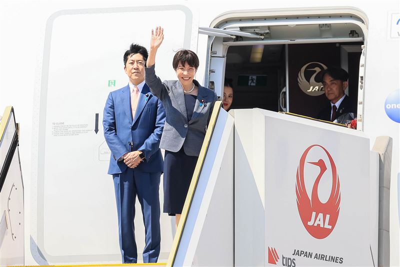 日本首相高市早苗13日搭乘日本航空包機前往法國參加G7峰會，這是她上任首相後首次參加G7峰會。（圖／翻攝自X平台 @takaichi_sanae）