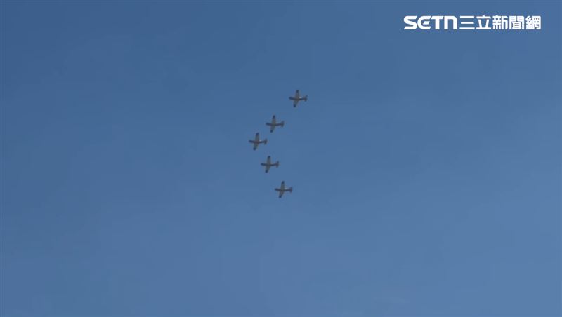 岡山空軍基地有5架T-34緊鑼密鼓練習「缺席隊形」。（圖／民眾提供）