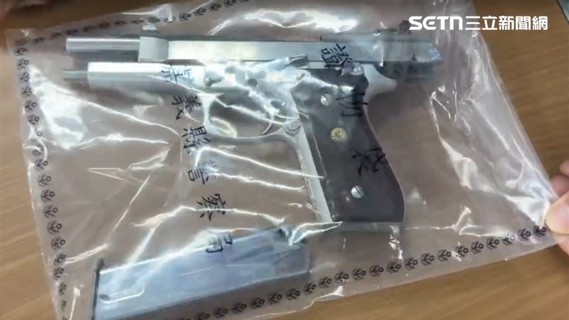 警方查扣1把手槍。(圖/翻攝畫面)