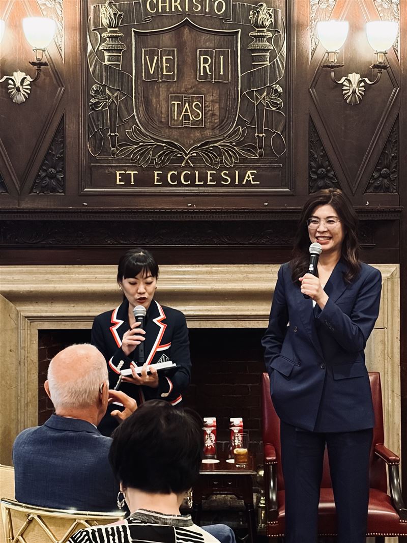 鄭麗文於紐約時間6月8日中午,應邀出席在哈佛俱樂部(Harvard Club of New York)舉行的午餐會(圖/國民黨提供)