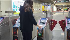 雙北公車及捷運1/3起開放QR code乘車雙北公車及捷運將自3日起開放使用QR Code掃碼乘車，北捷2日提醒，在閘門前請先開啟欲使用的電子支付App並打開乘車碼掃碼，且進、出站須使用相同支付帳戶。（台北捷運公司提供）中央社記者陳昱婷傳真 115年1月2日