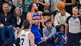 紐約尼克隊布朗森（Jalen Brunson）憑藉史詩級的表現，毫無懸念地獲頒2025-26賽季 NBA 總冠軍賽最有價值球員（FMVP）獎項。（圖／美聯社／達志影像）