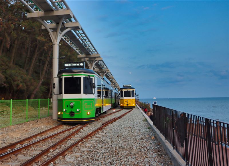 由廢棄尾浦站改造而成的海雲台藍線公園，串聯青沙浦與松亭等濱海景點，成為釜山熱門打卡新地標。（圖／旅宿業者提供）