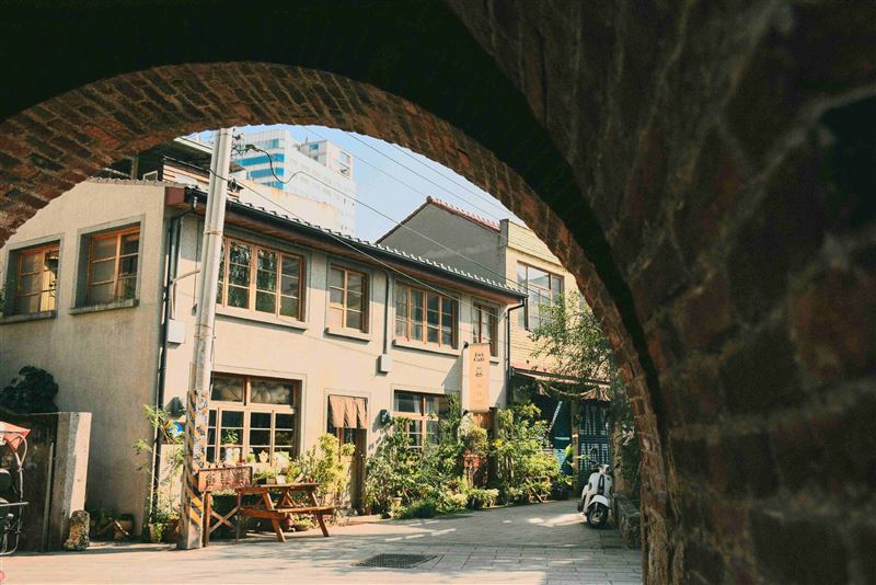 漫步「台南」古色古香的紅磚巷弄間累積步數。（圖／旅宿業者提供）
