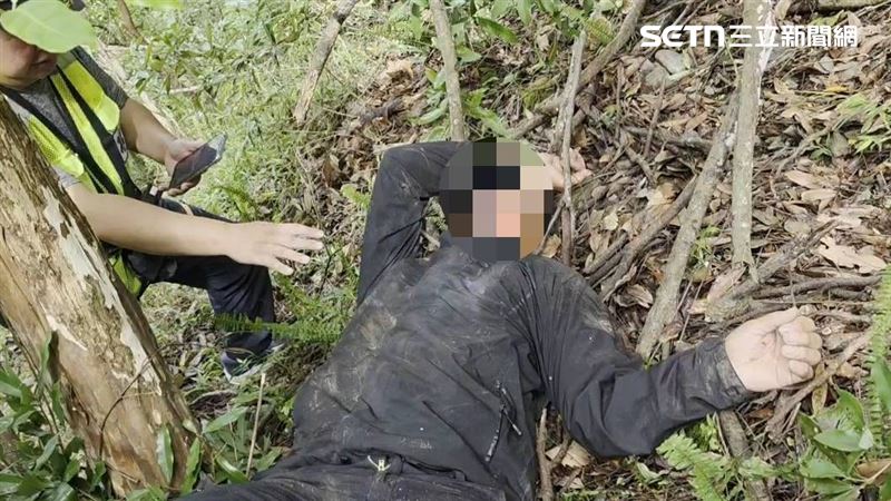 騎士滑落約20至30公尺深的路旁邊坡受困。（圖／翻攝畫面）