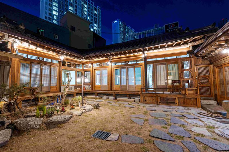 慢活探索韓國「大邱」的壁畫巷，一邊感受古樸美學一邊採收充滿韓系風情的繽紛花苗。（圖／旅宿業者提供）
