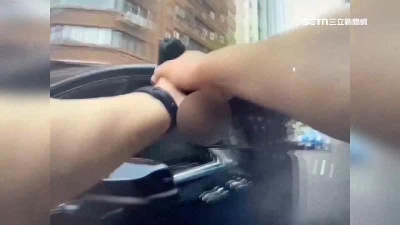 警方持槍要求嫌犯下車
