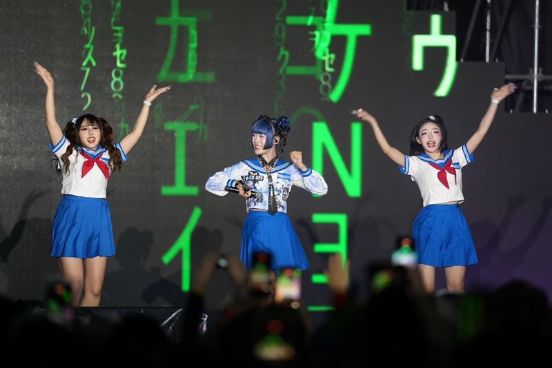 「千禧世代女饒」代表 C.Holly 身穿水手服搶先帶來多首新歌。（圖／大風吹創造提供）