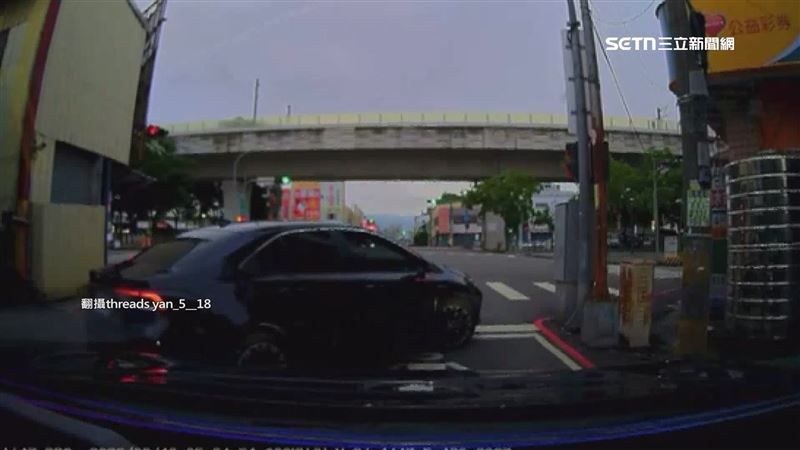駕駛遭一名陌生男子視線不斷跟隨，駕車離開後遭三度逼車攔車。（圖／翻攝自Threads @yan_5__18）