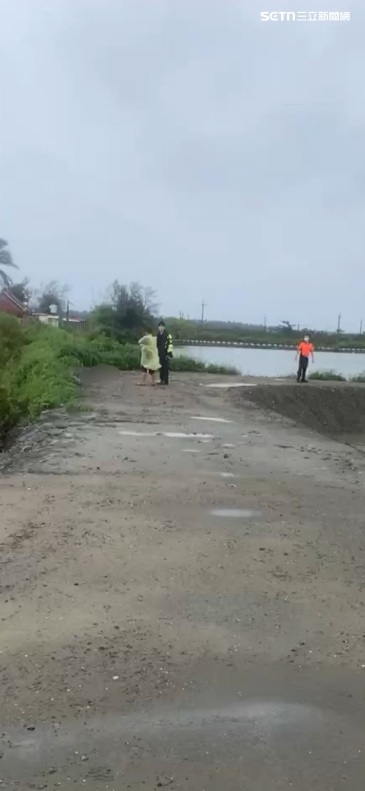 台南市安南區某魚塭旁出現一名男子頭部槍傷死亡。（圖／翻攝畫面）