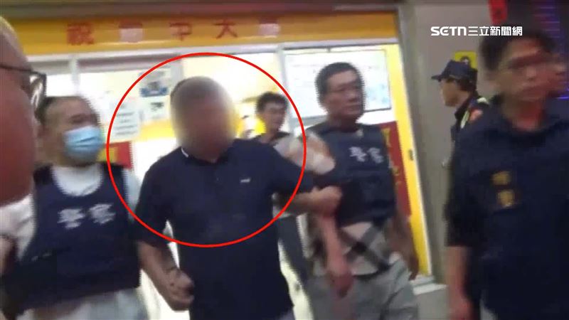 一人牽一手!配天宮董座、雨刷勸降持槍男