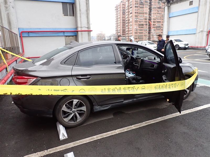 新北市土城區德峯街的一處停車場今（14日）上午一名19歲的王姓男子陳屍於車內。（圖／翻攝畫面）