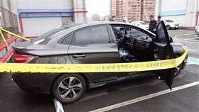 新北市土城區德峯街的一處停車場今（14日）上午一名19歲的王姓男子陳屍於車內。（圖／翻攝畫面）
