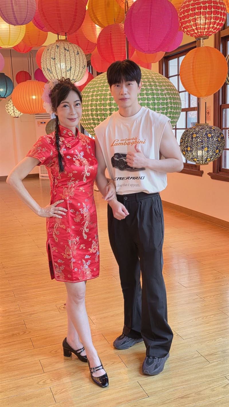 顧婕（左）與子翔赴大稻埕。（圖／本人提供）