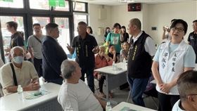 綠營太保市長參選人呂慧瑜客廳會　鄭淑分突現身民進黨嘉義縣太保市長參選人呂慧瑜13日在太保市東勢活動中心舉辦客廳會，競爭對手、現任太保市長鄭淑分（立者右）突現身，一度與民進黨立委蔡易餘（立者左著西裝者）爆發言語衝突。（呂慧瑜提供）中央社記者蔡智明傳真　115年6月13日