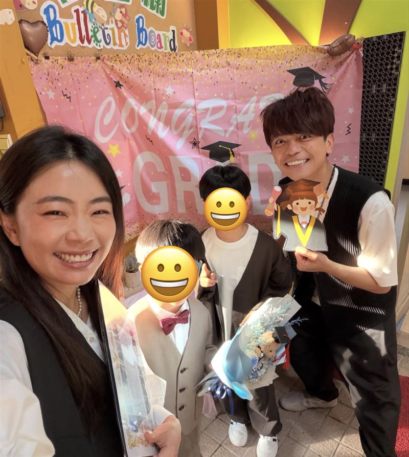 蔡阿嘎家人參加小兒子幼稚園畢業典禮。(圖/翻攝自IG)
