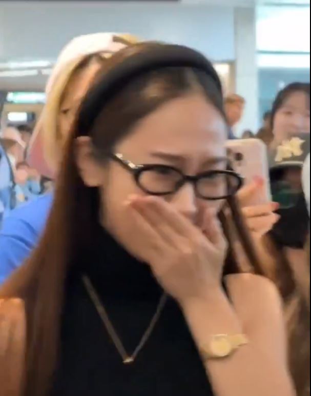 Jessica皺眉摀鼻的姿勢,看起來就像是被臭到一樣。(圖/翻攝自X@220cmjessica)