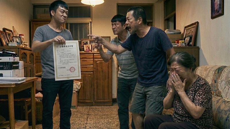 一名高齡母親疑被三兒子詐騙房產過戶,2個哥哥提告,法院判決買賣無效,須將房子返還母親,但地政士指出,因房產取得時間出現變動,未來3個繼承人若買賣房屋,都要面對高額的房地合一稅負。(示意圖/AI)