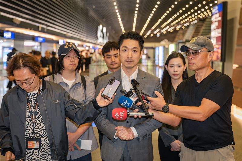 台北市長蔣萬安赴新加坡領取「李光耀世界城市獎」特別獎，卻遭民進黨議員顏若芳質疑「割稻尾」。（圖／翻攝畫面）