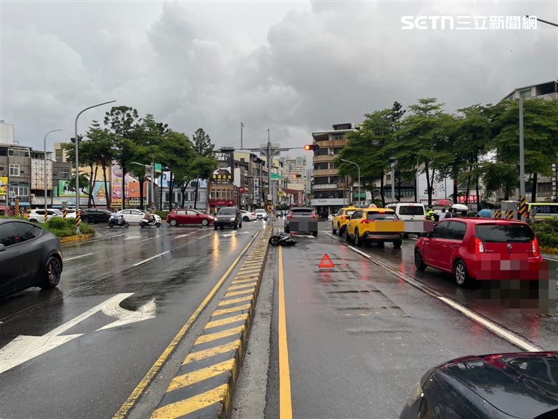 台南西門民族圓環發生一起死亡車禍。(圖/翻攝畫面)