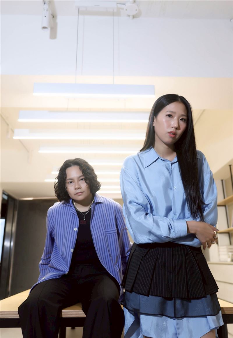 小凹（左）與Isan（右）自高中熱音社相識，大學正式成軍組團。（圖／記者鄭孟晃攝影）