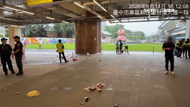 現場垃圾、物品滿地狼藉，警方帶回2名外籍移工到派出所瞭解案情，釐清事發原因