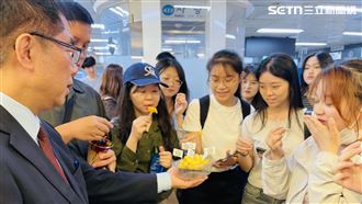 黃偉哲現身首爾地鐵　親玩投壺賣台南農產