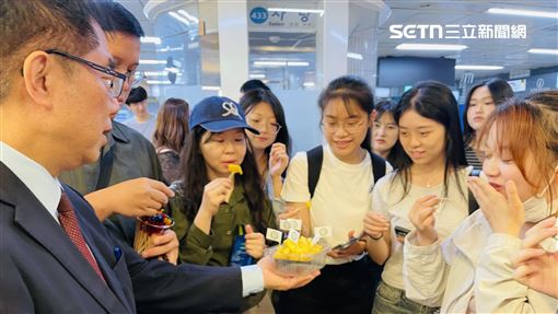 黃偉哲現身首爾地鐵　親玩投壺賣台南農產