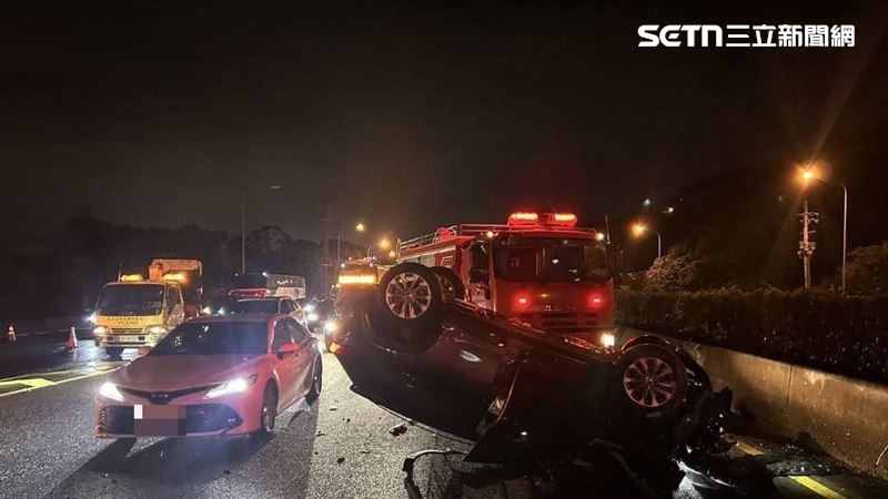 新/國道連環撞「1車烏龜翻」7傷 畫面曝