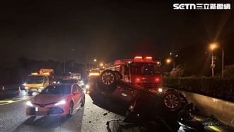 新／國道連環撞「1車烏龜翻」7傷　畫面曝