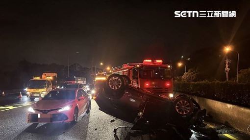 新／國道連環撞「1車烏龜翻」7傷　畫面曝