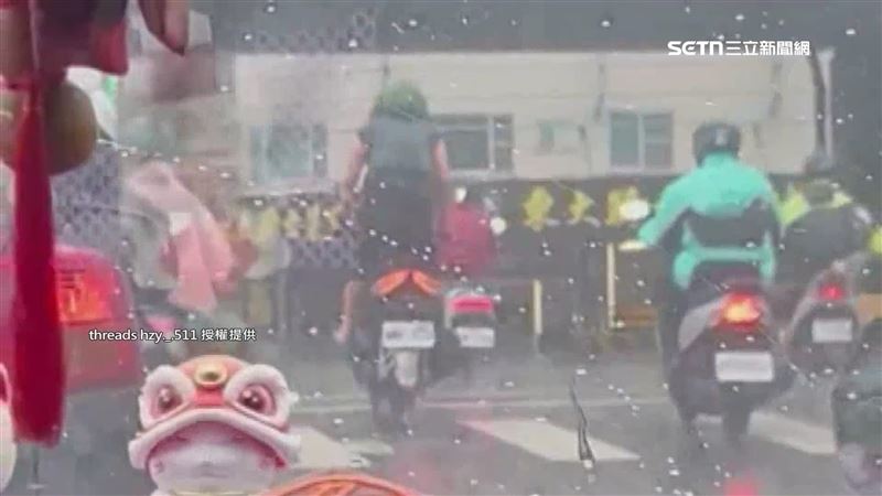 台中也有騎士等紅燈時,先是坐在踏板,綠燈後直接站起來騎,民眾都替他捏了把冷汗。(圖/翻攝自Threads @hzy._.511)