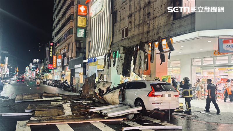 新/台中公益路招牌「從天而降」車內有人