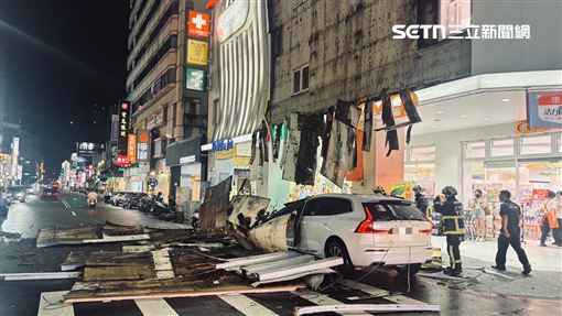 新／台中公益路招牌「從天而降」畫面曝光