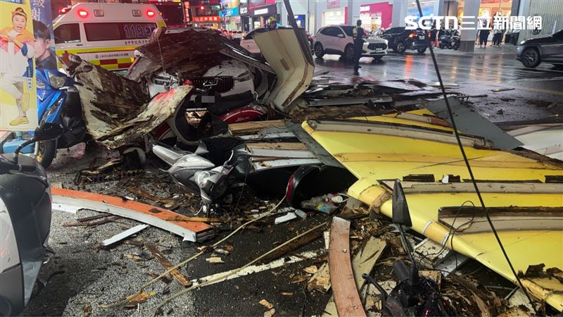 台中公益路驚魂!超巨招牌「從天而降」,車內女乘客嚇瘋受困。(圖/翻攝畫面)