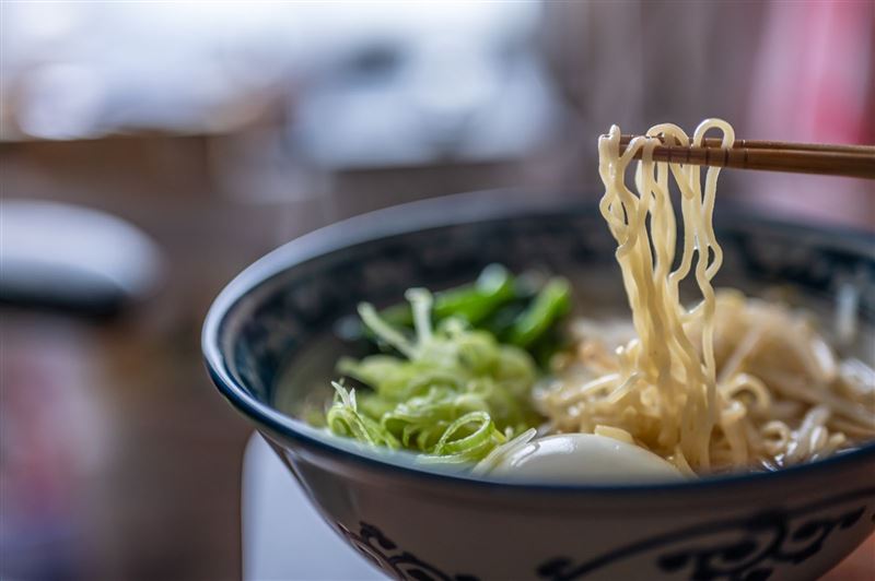 有網友分享下班煮泡麵不用顧火的妙招，將麵、肉、蛋和青菜全部丟碗裡，放進微波爐，4分鐘就能上桌，而且不用洗鍋，圖為示意圖。（翻攝自PhotoAC圖庫）
