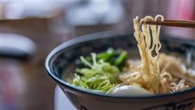 有網友分享下班煮泡麵不用顧火的妙招，將麵、肉、蛋和青菜全部丟碗裡，放進微波爐，4分鐘就能上桌，而且不用洗鍋，圖為示意圖。（翻攝自PhotoAC圖庫）