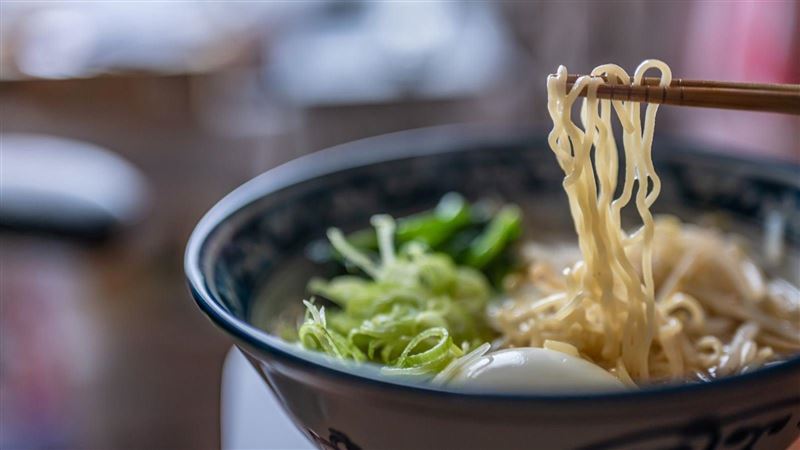 煮泡麵救星!「肉蛋全丟碗」4分鐘一次熟