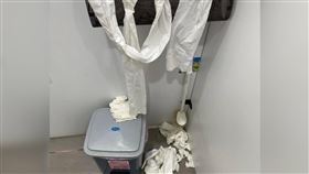 台南新化圖書館貼出一張館內公廁髒亂景象，指免費提供衛生紙的美意，遭沒公德心的民眾濫用，未來將不再主動提供。（翻攝自「台南市新化區圖書館」臉書）