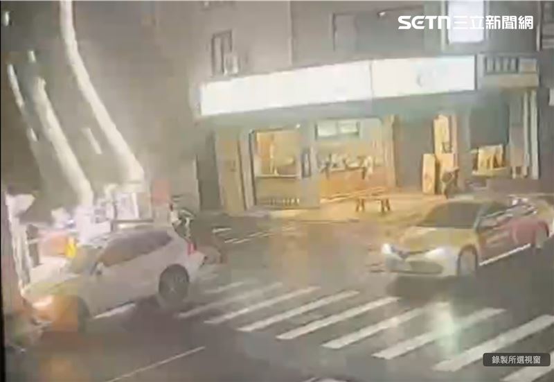 大雨腐蝕招牌導致毀損砸車,驚悚畫面曝光。(圖/翻攝畫面)