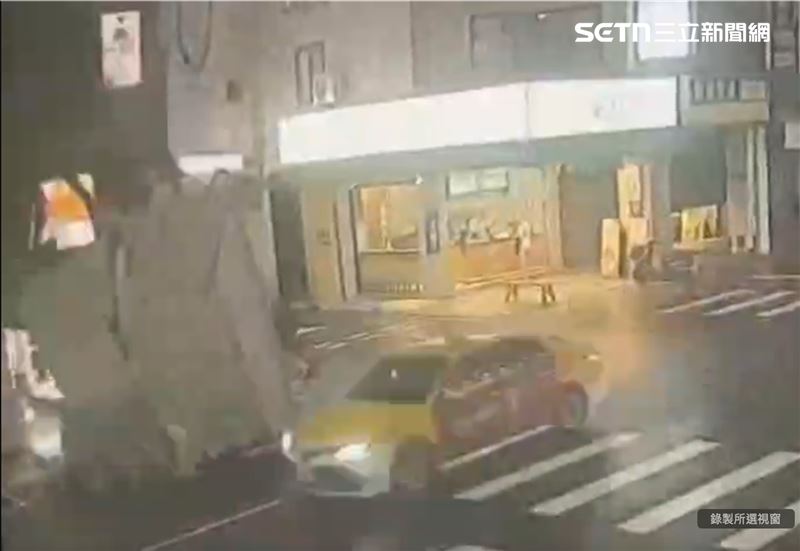 大雨腐蝕招牌導致毀損砸車,驚悚畫面曝光。(圖/翻攝畫面)