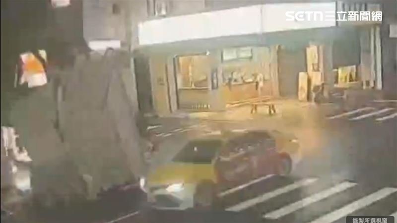 新/台中公益路招牌「從天而降」畫面曝光