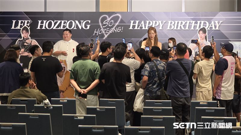 不少粉絲陪李晧禎簽名簽到跨夜。(圖/記者劉彥池攝影)