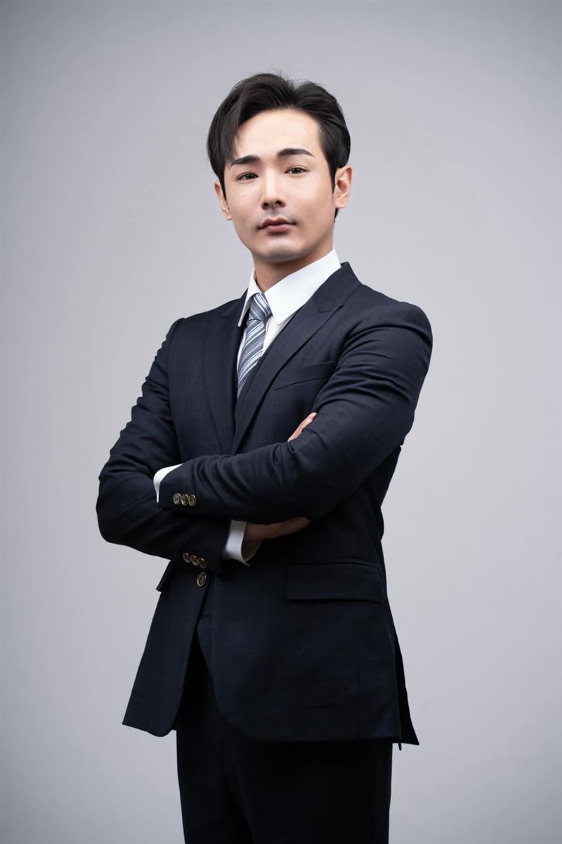 網紅八炯發文表示,「腦破meta,我宣布未來人生規劃後,就亂封我八炯31萬threads本帳!說我未成年13歲,還不讓我上傳證明?」(圖/翻攝自八炯臉書)