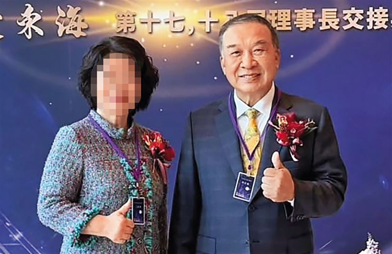 江姓元配(左)多年前完成研究所學業,與林鶼鰈情深合影。(翻攝林正雄臉書)