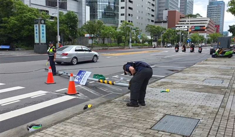 北市南港區忠孝東路七段附近,發生機車自撞號誌桿死亡車禍,畫面瞬間曝光。(圖/翻攝畫面)