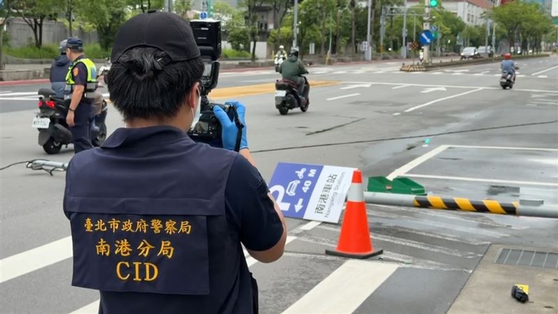 北市南港區忠孝東路七段附近,發生機車自撞號誌桿死亡車禍,畫面瞬間曝光。(圖/翻攝畫面)