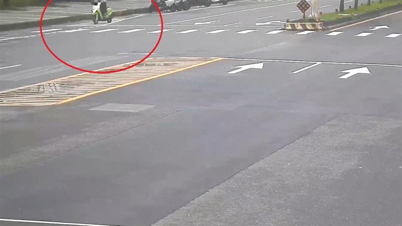 南港驚悚死亡車禍!騎士自撞瞬間畫面曝光