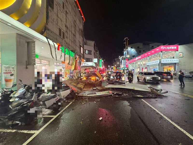 台中公益商圈康是美巨型招牌掉落砸車，所幸車內乘客無大礙。（圖／翻攝畫面）