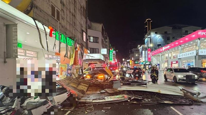 砸落瞬間曝!康是美巨型招牌高空崩塌壓車